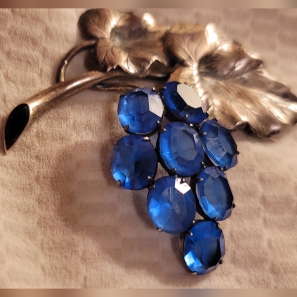 Vintage‎ Sterling Silver Brooch With Blue Glass Grapes - Picture 2 of 13